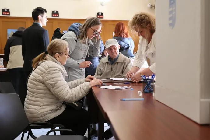 Levélszavazatok leadása és a szavazás a kolozsvári főkonzulátuson – Fotó: Gál László / Transtelex