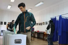 Továbbra is rekordon áll a részvétel, 15 óráig már 66,01 százalék szavazott