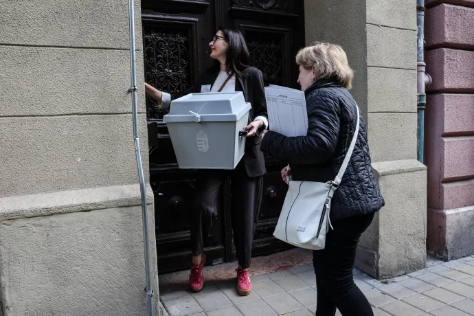 Egy idős férfi mozgóurnával szavaz a főváros IX. kerületében – Fotó: Huszti István / Telex