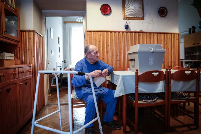 Egy idős férfi mozgóurnával szavaz a főváros IX. kerületében – Fotó: Huszti István / Telex