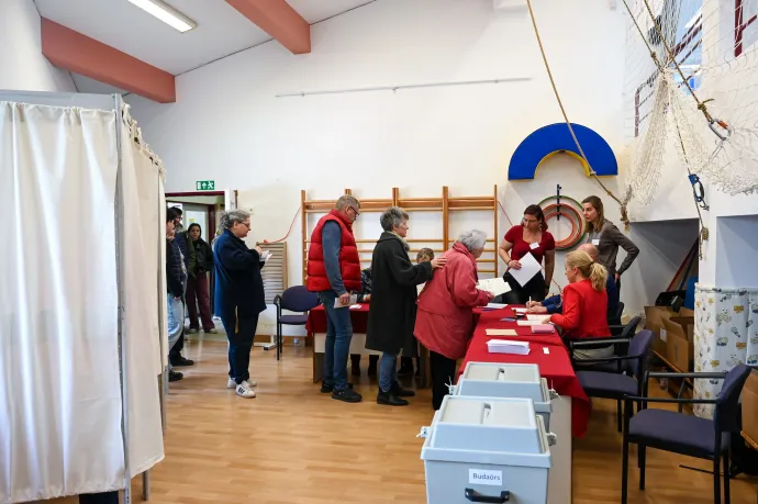 Szavazók a budaörsi Kamaraerdei Óvodában – Fotó: Melegh Noémi Napsugár / Telex