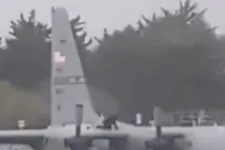 Letartóztattak egy férfit, aki felmászott egy amerikai katonai repülőre Írországban