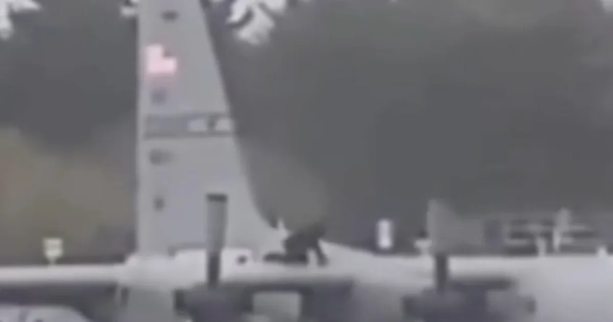 Letartóztattak egy férfit, aki felmászott egy amerikai katonai repülőre Írországban