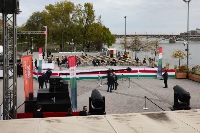 A Fidesz eredményváró rendezvényének külső helyszíne a budapesti Bálna Rendezvényközpontnál – Fotó: Molnár Réka / Telex