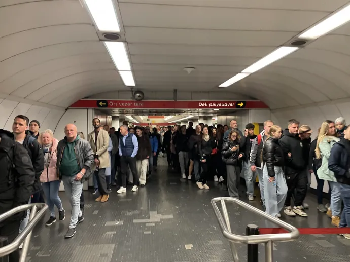 Tömeg a metróban – Fotó: Előd Fruzsina / Telex