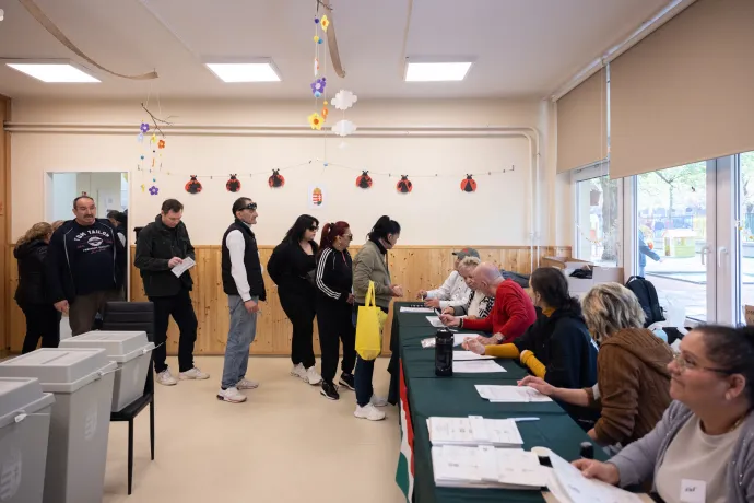 Szavazók a józsefvárosi Babóca Bölcsődében kialakított szavazóhelyen – Fotó: Hevesi-Szabó Lujza / Telex