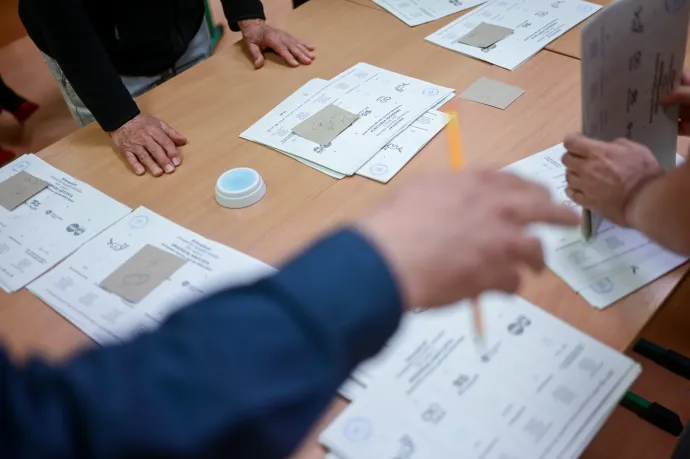 Szavazatszámlálás Budapest 1-es számú választókerületében urnazárás után – Fotó: Ránki Dániel / Telex