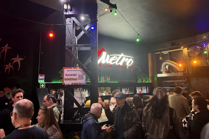 A Kutyapárt eredményvárója – Fotó: Nádor András / Telex