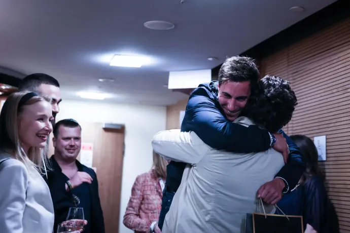 Radnai Márk Nagy Ervin nyakában – Fotó: Huszti István / Telex