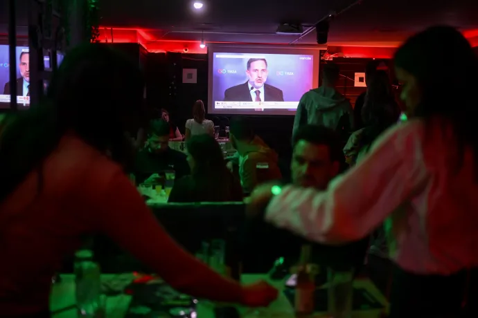 Az eredményeket hallgatják egy budapesti kocsmában – Fotó: Ránki Dániel / Telex