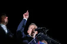 Magyar Péter győzelmi beszédében elszámoltatást és megbékélést ígért, és lemondásra szólította fel Sulyok Tamást