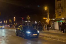 Dudálással ünnepelnek a budapesti körúton az autósok