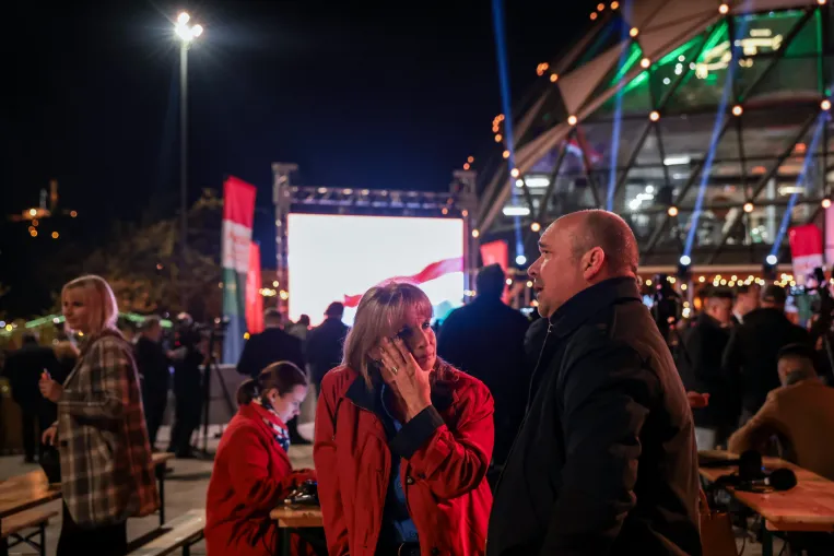 Zsebben hitték a győzelmet a Fidesz eredményváróján, aztán többen sírva távoztak