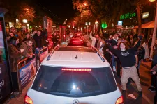 Élvezik a szabadságot és reggelig isznak az ünneplő fiatalok