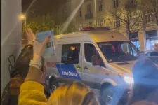 Még a rendőrök is bulis hangulatban jönnek-mennek Budapest belvárosában