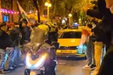 A Wesselényi utca körül és a körúton utcabál van, alig haladnak a kocsik