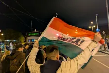 A Margit híd budai hídfőjénél is dudálnak az autók