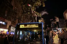 A rendőrök letessékelik a Wesselényin bulizókat a megálló tetejéről