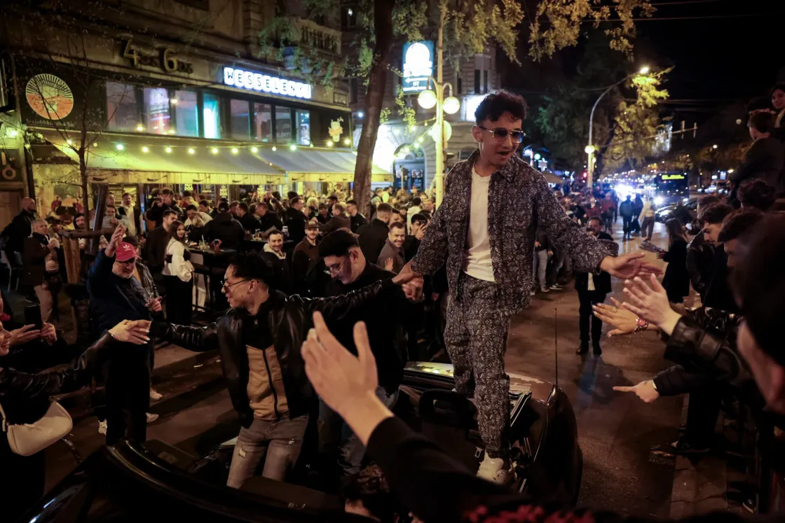 „Mától ez az ország újra él” – mondta Magyar Péter, dudálással, tűzijátékkal ünnepelnek Budapest utcáin