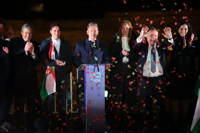 A Tisza Párt eredményvárója a Batthyány téren – Fotó: Bődey János / Telex