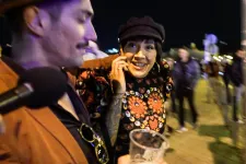 – Hogy van? – Szarul! – Sírtak és lökdösődtek a Fidesz veresége után