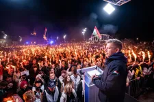 Tegnap még Fidesz, ma már Tisza: látványos fordulat az SZNT-nél