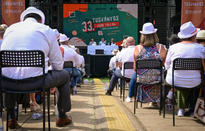 „Make Tusványos Great Again” – a román sajtó szinte csak Magyar Péterről és Orbán Viktorról szól