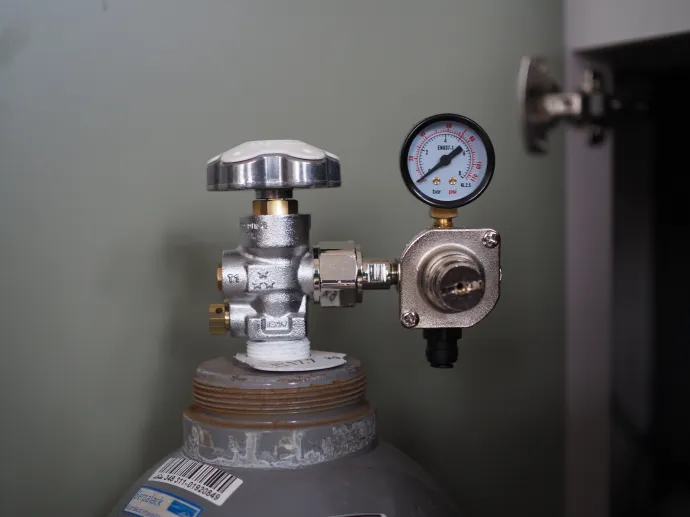 A CO2 palack beszerelésre vár – Fotó: Telex.hu