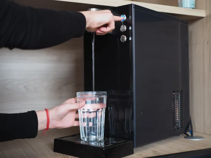 Tiszta víz a szerkesztőségben – Fotó: Telex.hu