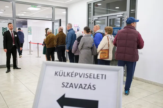 Szavazásra várakozók állnak sorban az országgyűlési választáson a csíkszeredai Sapientia Erdélyi Magyar Tudományegyetemen kialakított szavazókörben 2026. április 12-én – Fotó: Veres Nándor / MTI