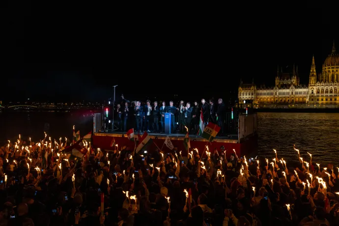 Magyar Péter beszédet mond a Tisza párt eredményváróján – Fotó: Bődey János / Telex