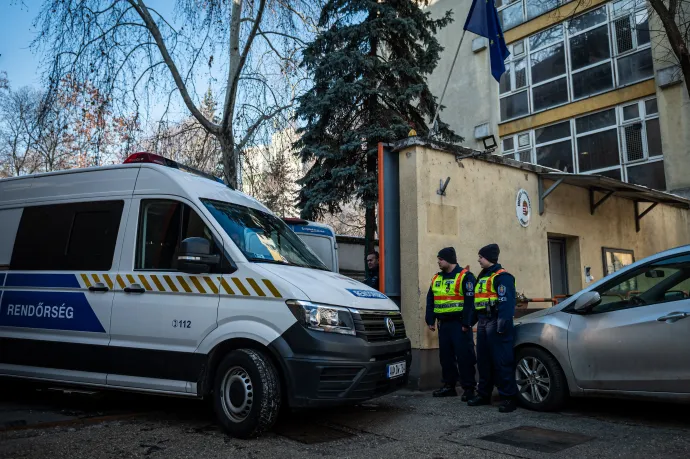 Rendőri kísérettel szállítják el a fogvatartott fiatalokat is a Szőlő utcai javítóintézetből 2026.01.20-án – Fotó: Alföldi Dániel István / Telex