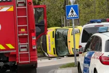 Mentővel karambolozott egy furgon a XIII. kerületben, a mentőautó fel is borult