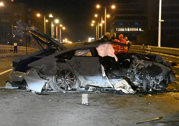 A Váci úti felüljárón történt balesetet okozó Audi RS7 roncsa. A helyszínen egy ember életét vesztette, egy másik a kórházba szállítása során hunyt el, négyen megsérültek – Fotó: Mihádák Zoltán / MTI