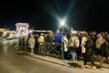 Egy mini, Tisza Pártot ünneplő after party alakult ki a Lánchídnál