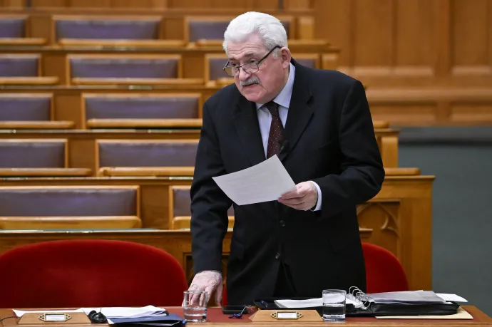 Fónagy János, a Nemzetgazdasági Minisztérium parlamenti államtitkára interpellációra válaszol az Országgyűlés plenáris ülésén 2026. március 9-én – Fotó: Hegedüs Róbert / MTVA