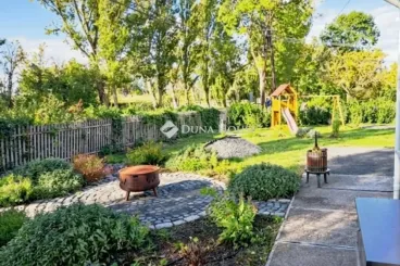 Ez a ház a Balatonnál pénzt is hoz - Bejáratott vendégház eladó Szigligeten