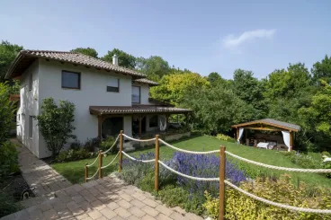 Fűtésszámla helyett örökpanorámát kínál ez a 3, brutálisan felszerelt agglomerációs ház