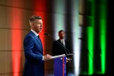 Magyar Péter bírálta az RMDSZ-t, Kelemennel is beszélt – folytatódik a reakcióhullám az elsöprő Tisza-győzelem után