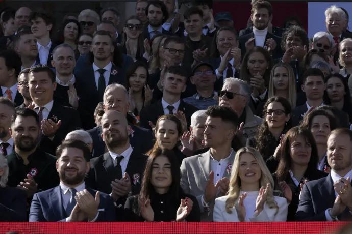 Vasvári Vivien az első sorban tapsolt Orbán Viktornak a 2026. március 15-i Békemeneten – Fotó: Hevesi-Szabó Lujza / Telex