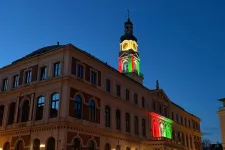Rigában magyar nemzeti színekkel világították ki a városházát