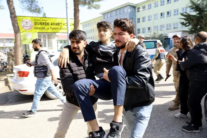 Sérült diákot menekítenek a középiskola épületéből – Fotó: Demiroren News Agency / AFP