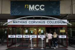 Mindenki vegye fel a telefont, ha csörög, végezzétek a munkát, üzente az MCC-seknek a főigazgatójuk