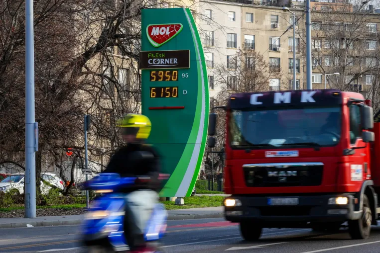 Recseg-ropog a védett üzemanyagár rendszere, és éppen a politikai átmenet időszakában kellene hozzányúlni
