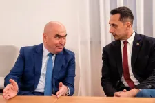 Bolojan tanácsadója arra kéri Magyar Pétert, vizsgálják ki a Romániába küldött magyar közpénzek sorsát is