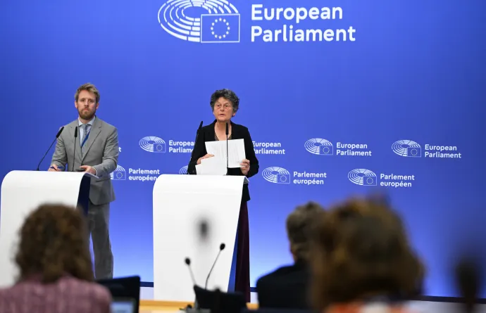 Tineke Strik, az Európa Parlament magyarországi ügyekkel foglalkozó jelentéstevője az EP brüsszeli épületében tartott sajtóértekezleten 2026. április 14-én – Fotó: Dursun Aydemir / Anadolu / AFP