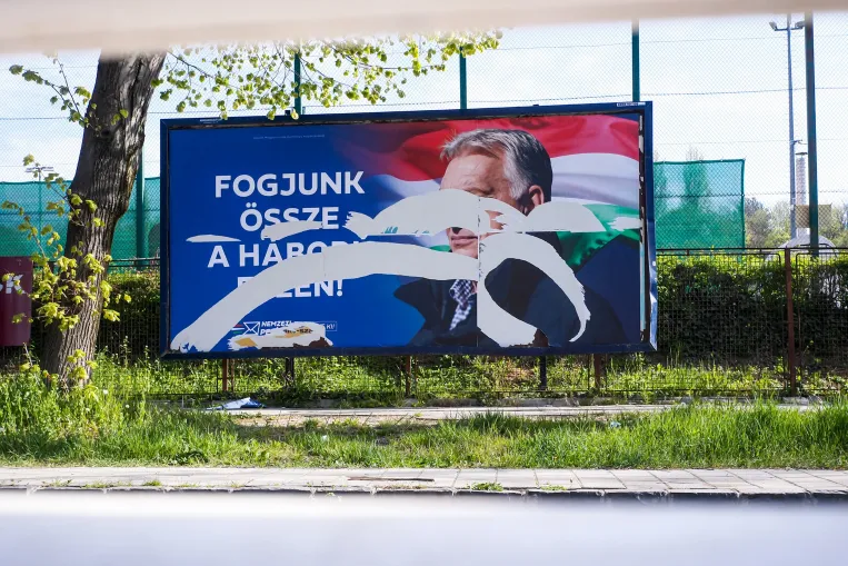 Orbán Viktor belesétált saját propagandája csapdájába, és maga alá temette rendszerét