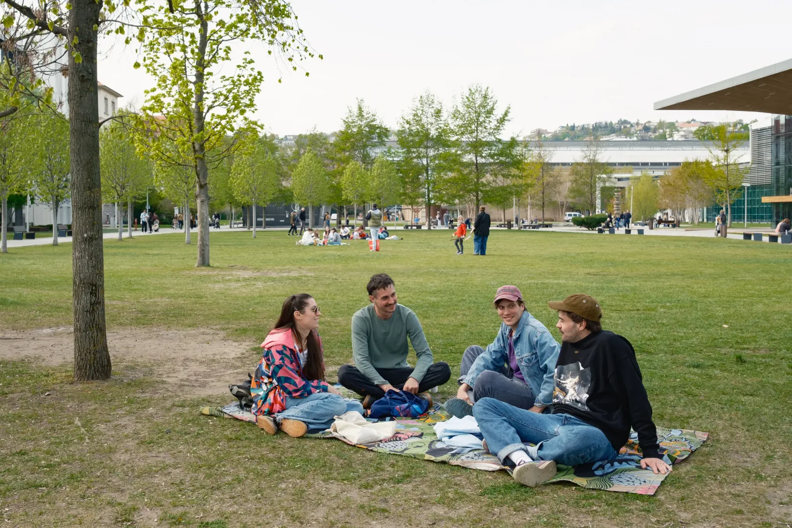 Eredményváró piknikezés a Millenáris parkban – Fotó: Márkos Tamás / Transtelex