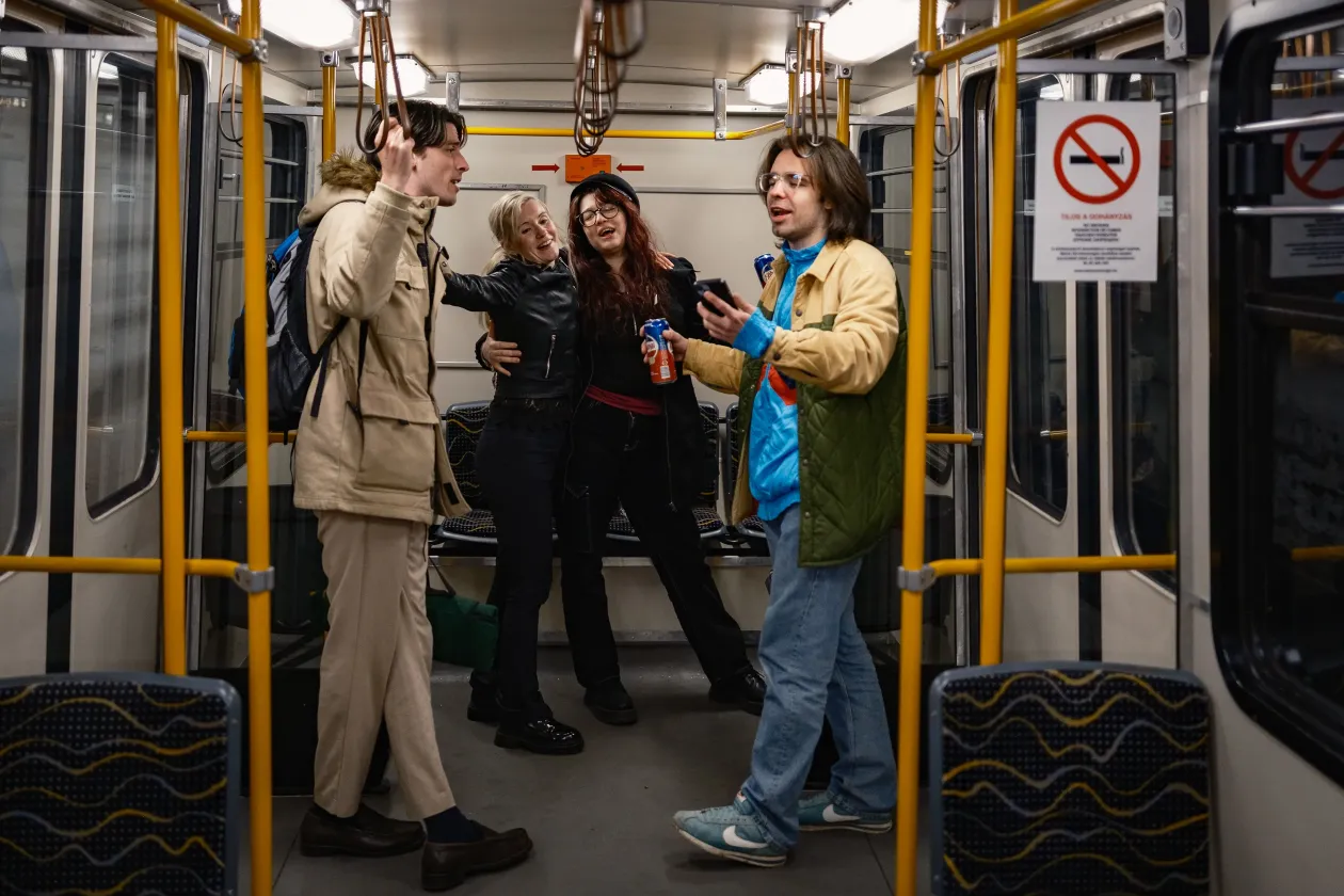 Jókedvű fiatalok a fővárosban – Fotók: Márkos Tamás