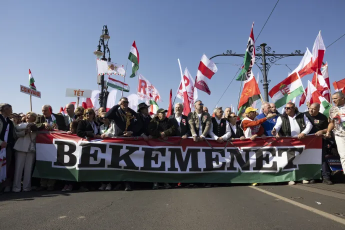 A Civil Összefogás Fórum – Civil Összefogás Közhasznú Alapítvány (CÖF-CÖKA) Békemenetének résztvevői a Margit hídon 2026. március 15-én – Fotó: Hevesi-Szabó Lujza / Telex